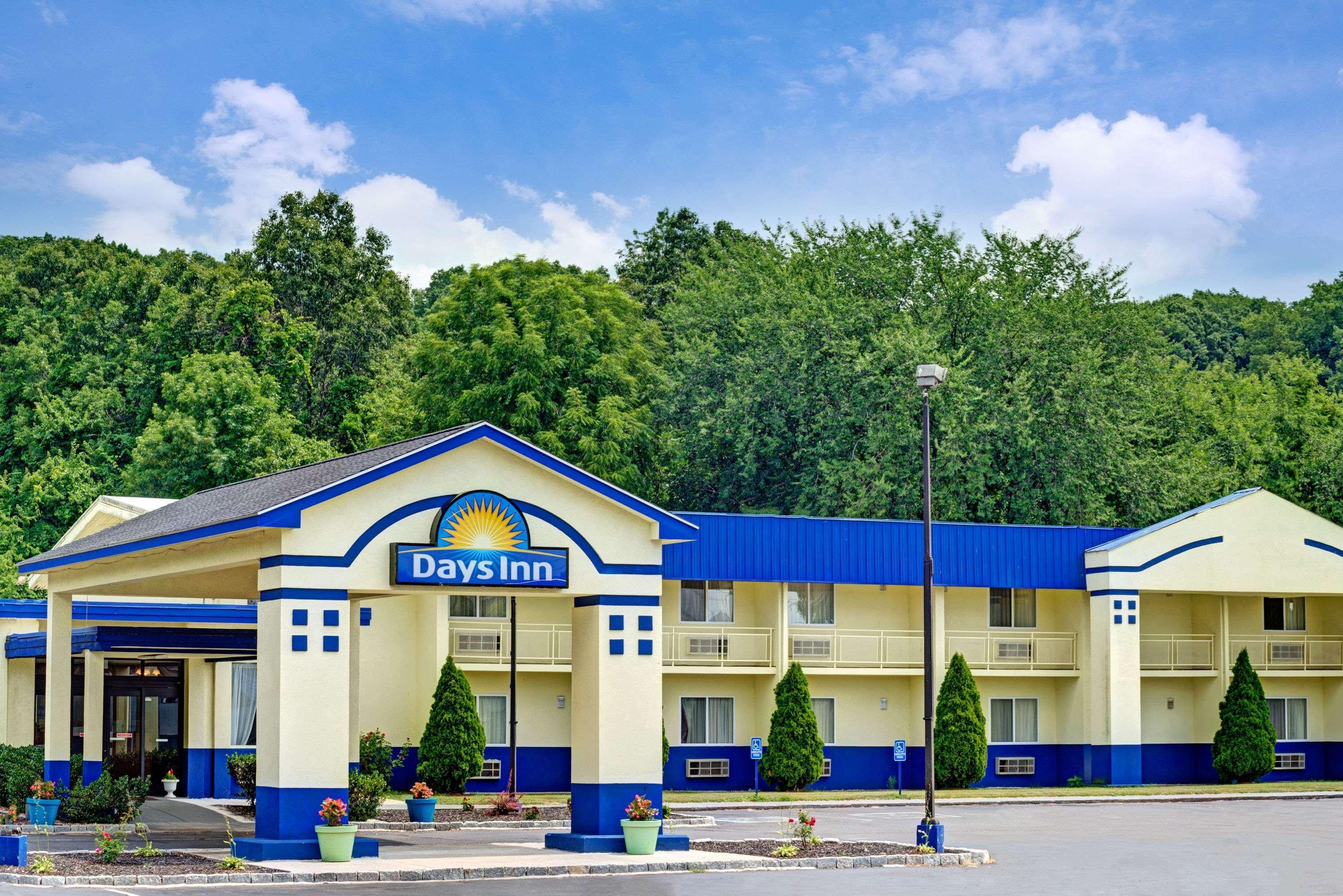 Days Inn By Wyndham Southington Esterno foto