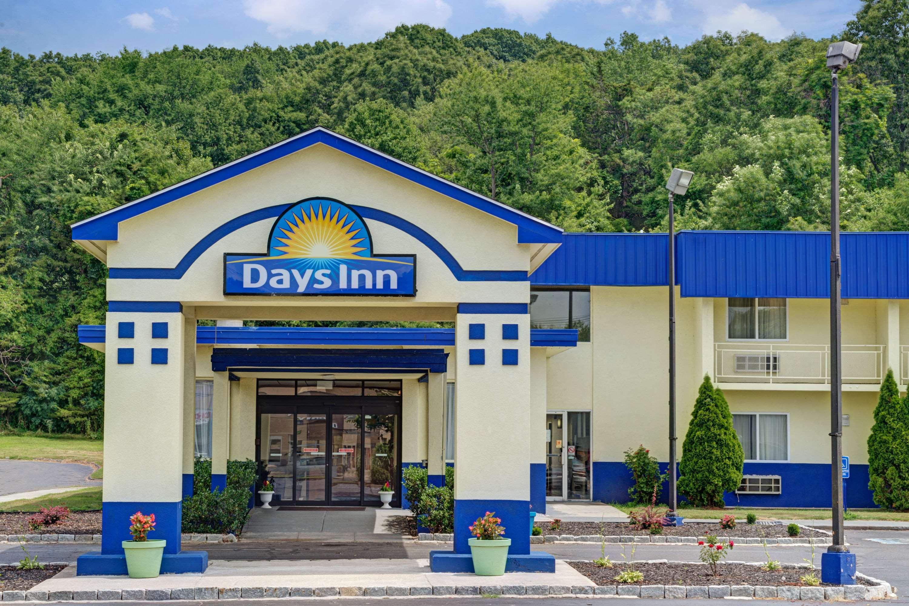 Days Inn By Wyndham Southington Esterno foto