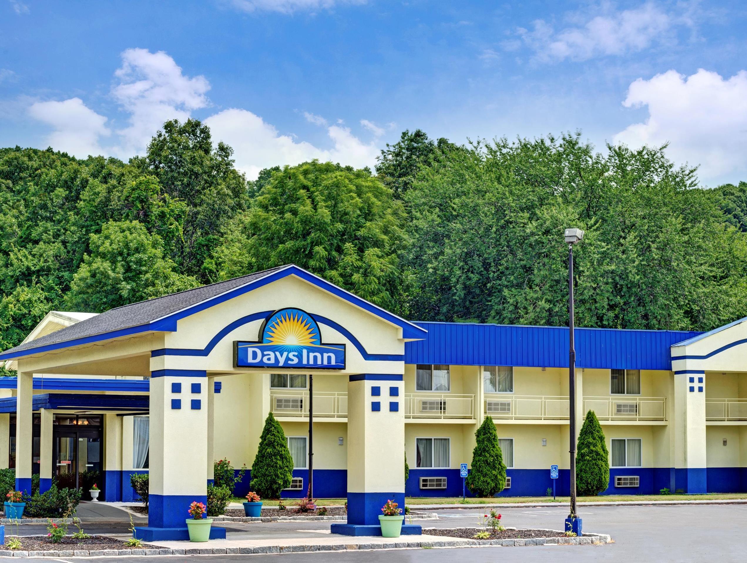 Days Inn By Wyndham Southington Esterno foto